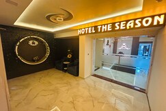 Hotel The Season