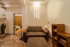 Mogra: Cozy 1BHK Apartment Off Carter Rd