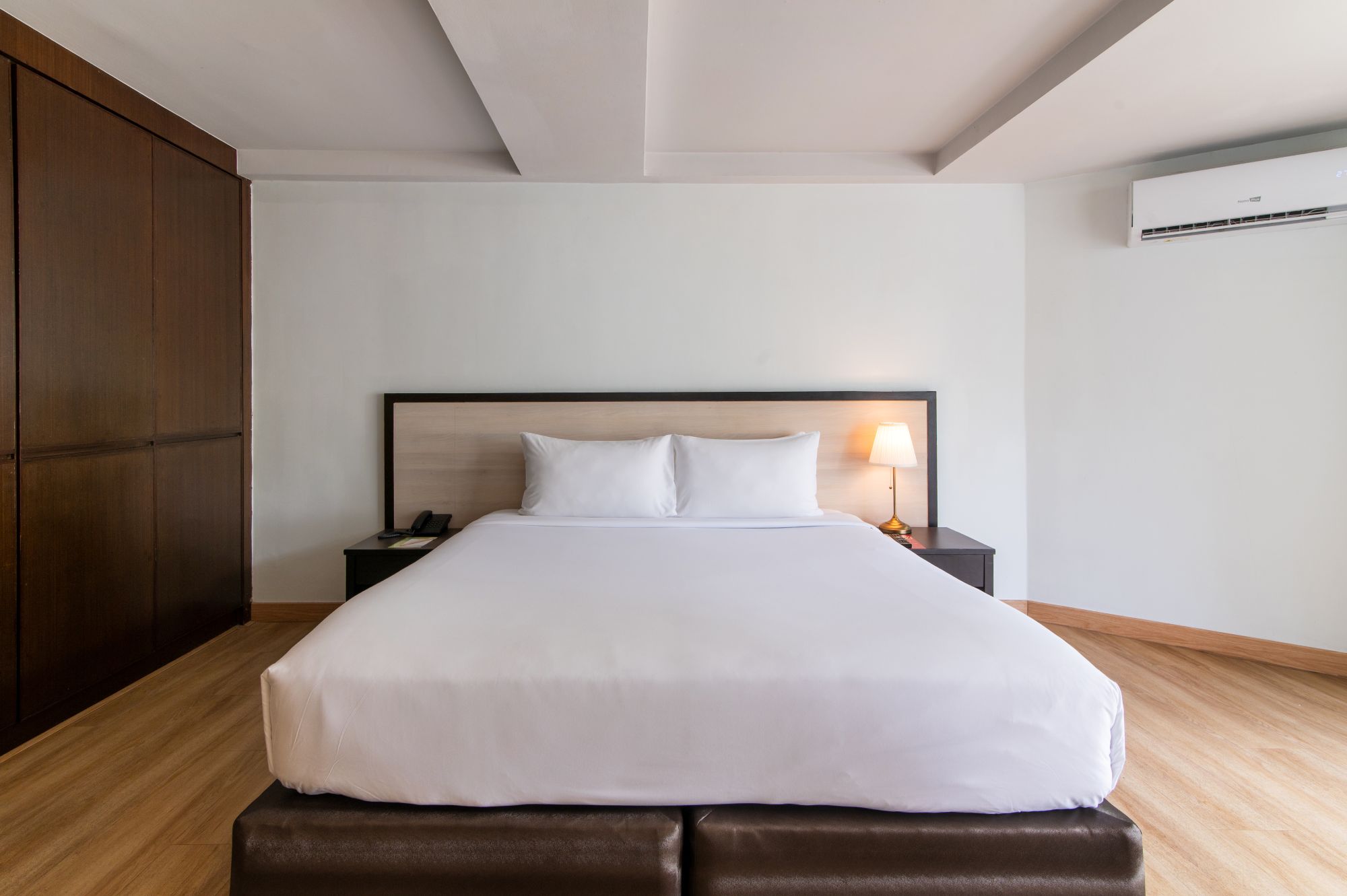 D VAREE JOMTIEN BEACH PATTAYA HOTEL - Tap to explore photos