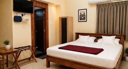 9 RAYA HOTEL Room Type - Deluxe King Room