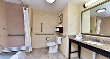 Hampton Inn by Hilton Ellsworth/Bar Harbor Room Type - 1 KING ACC W TUB NON SMOK