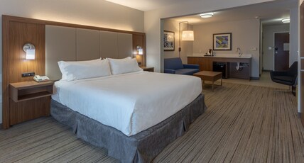 Holiday Inn Express INDIANAPOLIS - SOUTHEAST Room Type - King Suite Mobility Accessible Tub