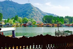 New Sea Palace Houseboats