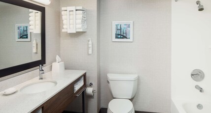 Hampton Inn & Suites Savannah - I-95 South - Gateway Room Type - 1KG W SOFABD MICROWV FRIG