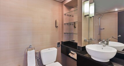 Radisson Blu Hotel & Resort, Al Ain Room Type - Superior Room - Pool View with King Bed