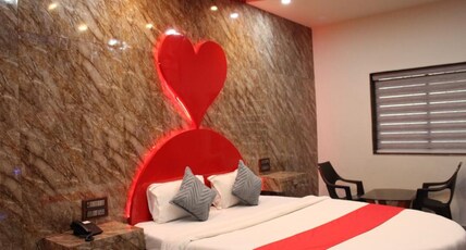 Walstars Castle View  Grand Resort Room Type - Honeymoon Suite Room AC