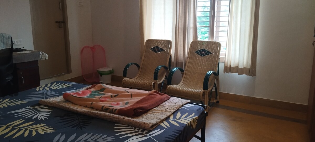 Spacious AC Room Karimbumel home stay - Tap to explore photos