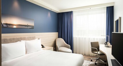 Hampton by Hilton Kiel City Centre Room Type - QUEEN ROOM WITH SOFA BED Hampton by Hilton Kiel City Centre Room Type - QUEEN ROOM WITH SOFA BED