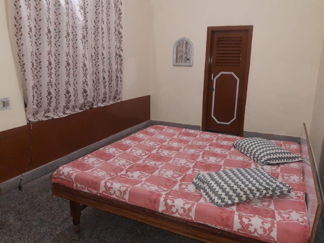 Shubham Paying Guest House - Tap to explore photos