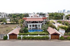 Room in Luxe Living Neelankarai ECR Chennai