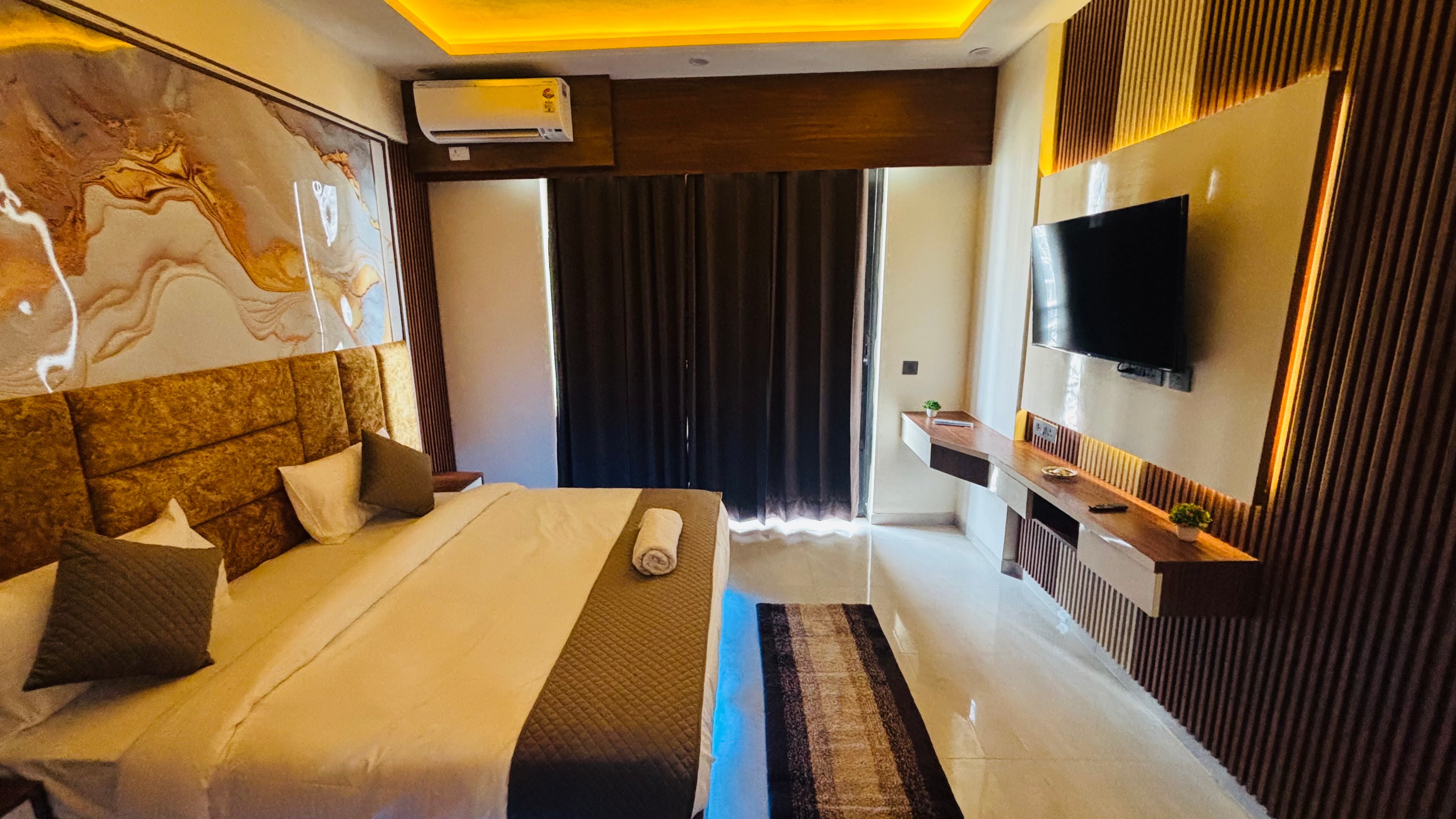 A Serene & Cozy Stay | Omaxe Hazratganj - Tap to explore photos
