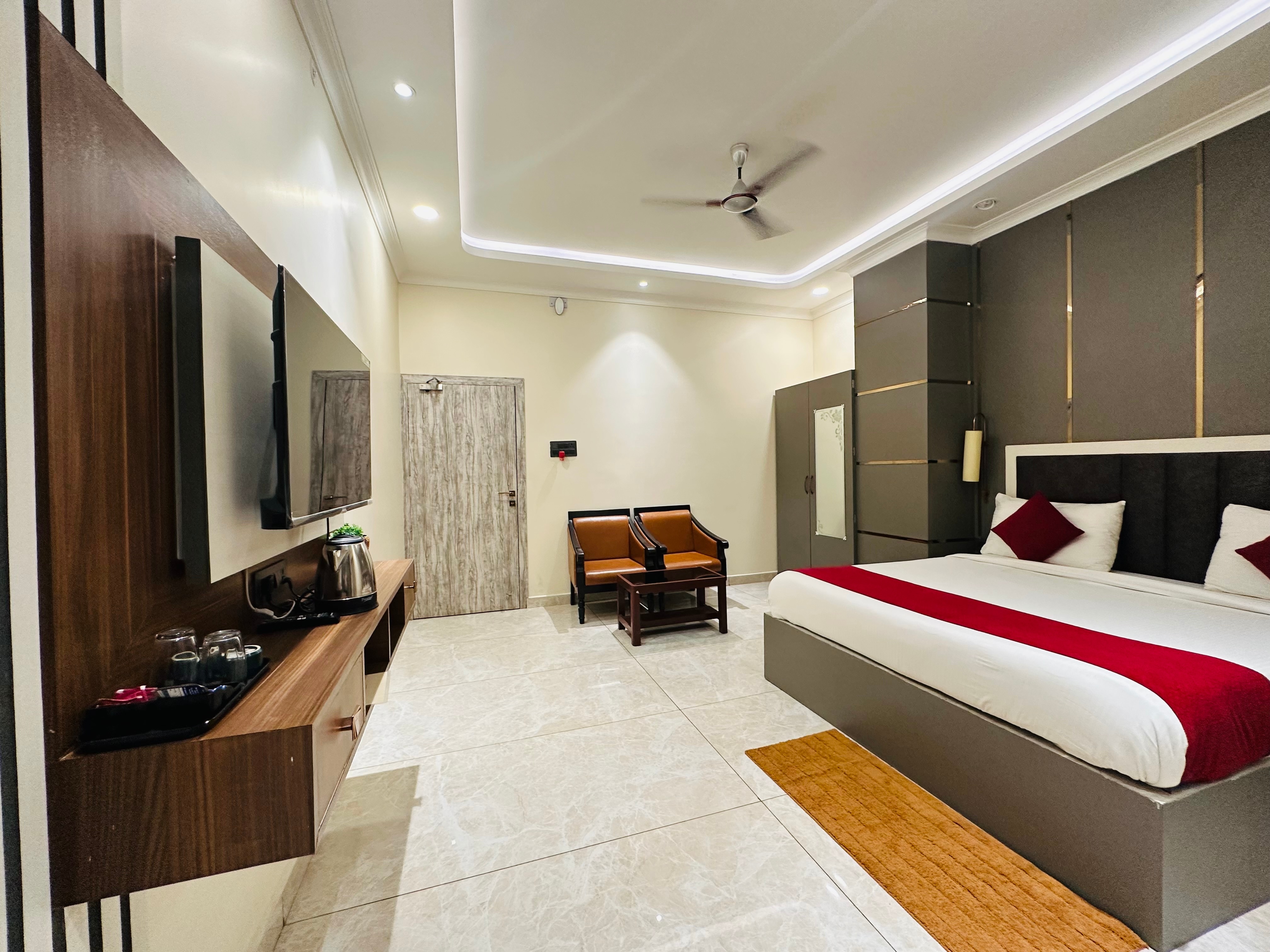 Hotel Nutan Clarks - Tap to explore photos