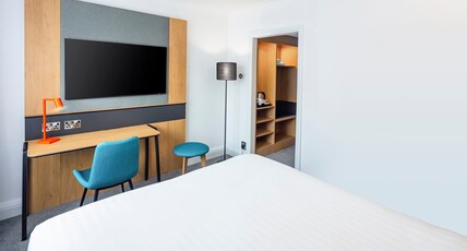 Holiday Inn London-Bexley Room Type - 1 Super King Standard Sofa Bed