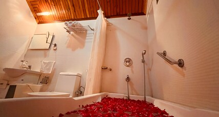The Classic Crown Hotel Room Type - King Room with Bath-tub