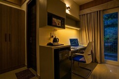 Sky Luxuria Hotel Apartment Medanta Medicity