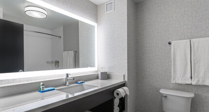 Holiday Inn Express Hotel & Suites Yuma Room Type - 2 Queen Suite Communications Mobility Accessible Tub