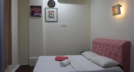 The Explorers Guesthouse and Hostel Room Type - Superior Queen Room