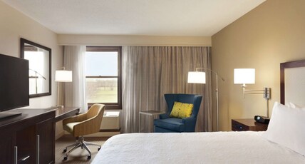 Hampton Inn and Suites Springdale Room Type - 1 KING BED NONSMOKING