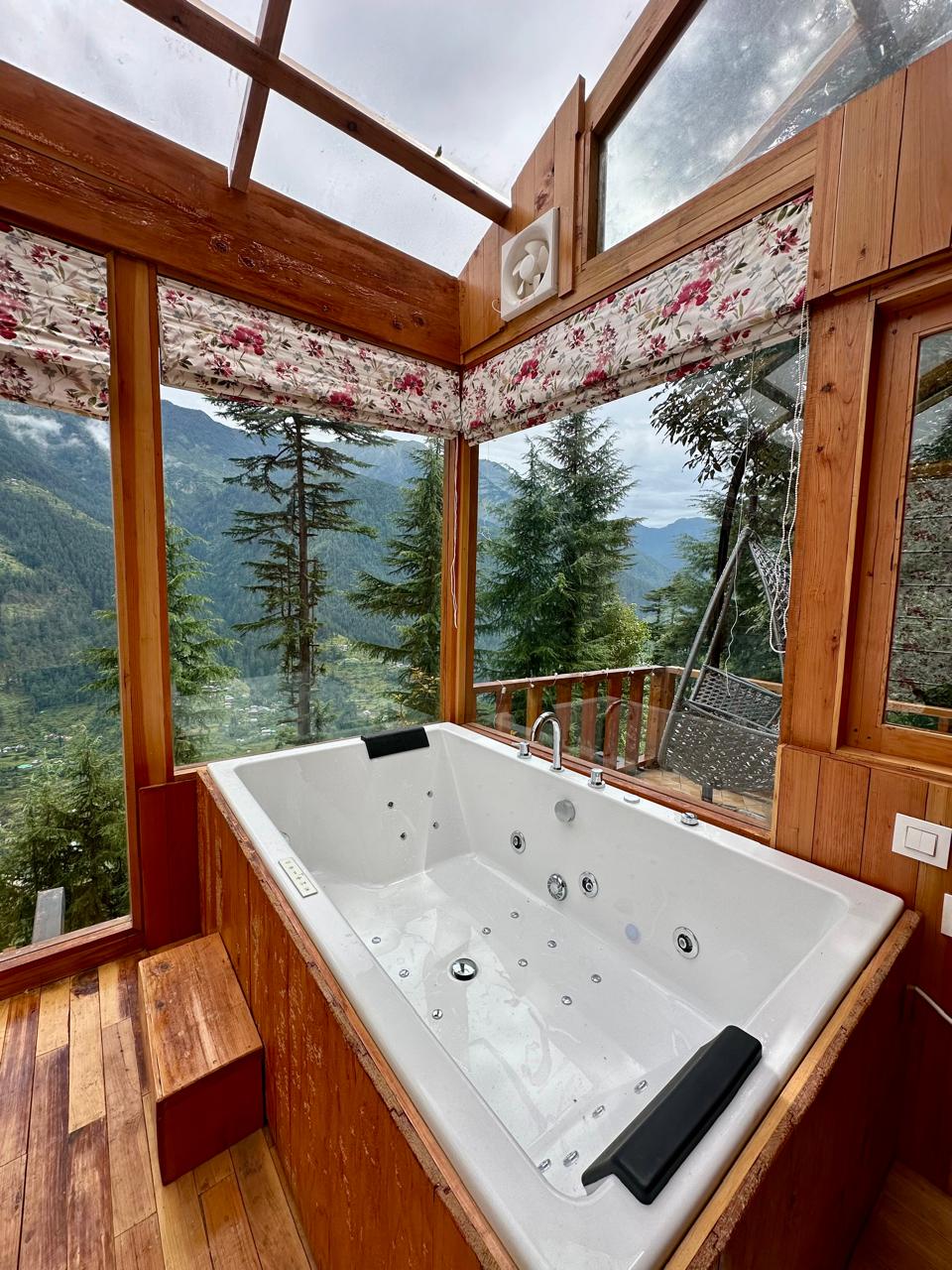 Ikigai | Stardust Glass Cabin with Jacuzzi - Tap to explore photos
