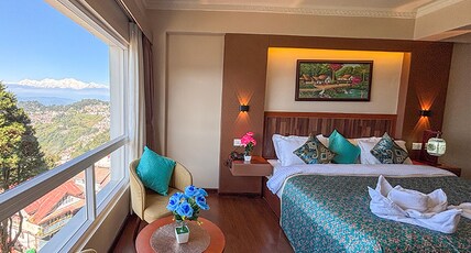 Rare Himalayas Mapham- 10 mins from MALL ROAD Room Type - Premium Kanchenjunga View