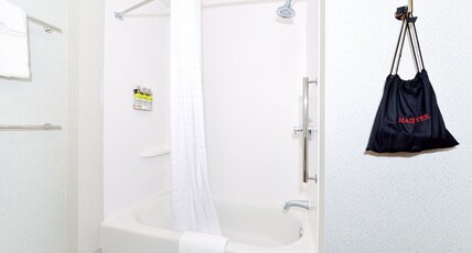 Holiday Inn Express & Suites Elko, an IHG Hotel Room Type - 2 Qn Beds Suite Additional Living Area