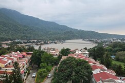 Ganga Aahana Retreat - Luxury Satvik Stay near Ganges in Rishikesh