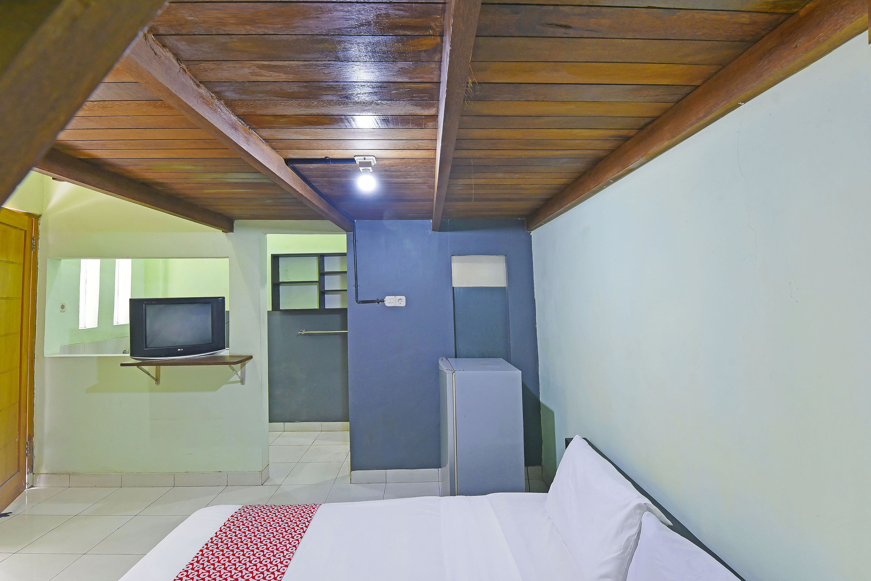 Super OYO 91495 Hotel Indah Residence - Tap to explore photos