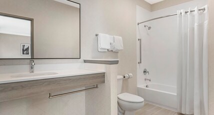 Holiday Inn Express & Suites ASTORIA Room Type - 2 Queen Standard Comm Access