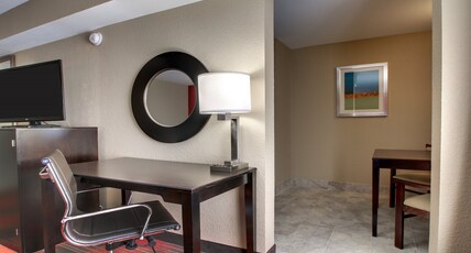 Holiday Inn Express & Suites JACKSON DOWNTOWN - COLISEUM Room Type - 2 Queen Beds Standard