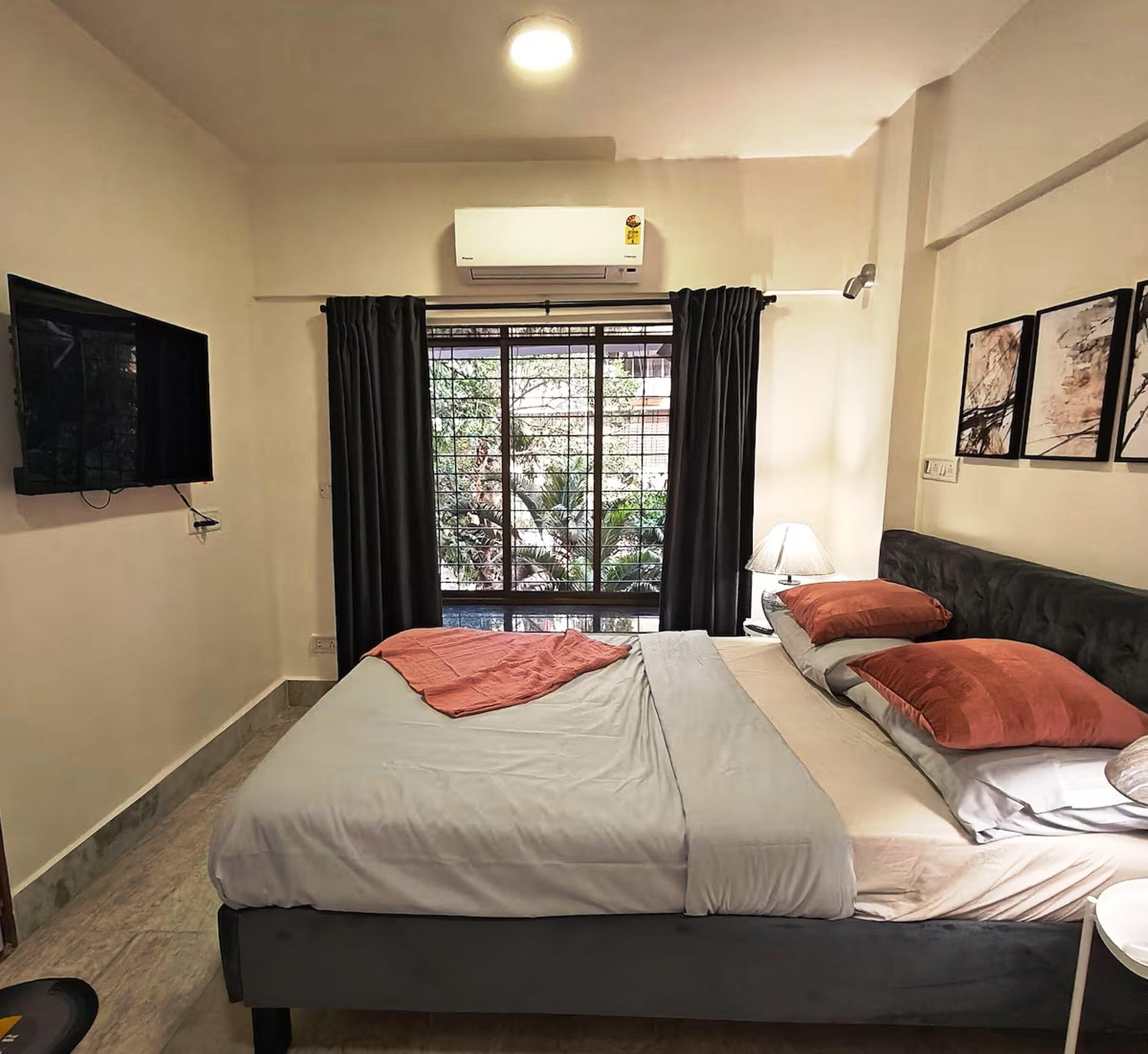 Cozy 1bhk off Carter Road - Tap to explore photos