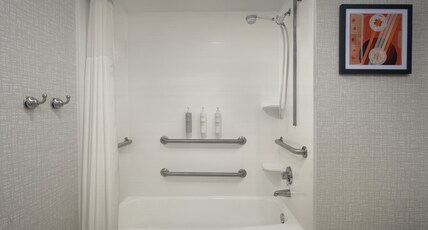 Hampton Inn Pittsburgh Greentree Room Type - 1 QN MOB HEAR ACC TUB