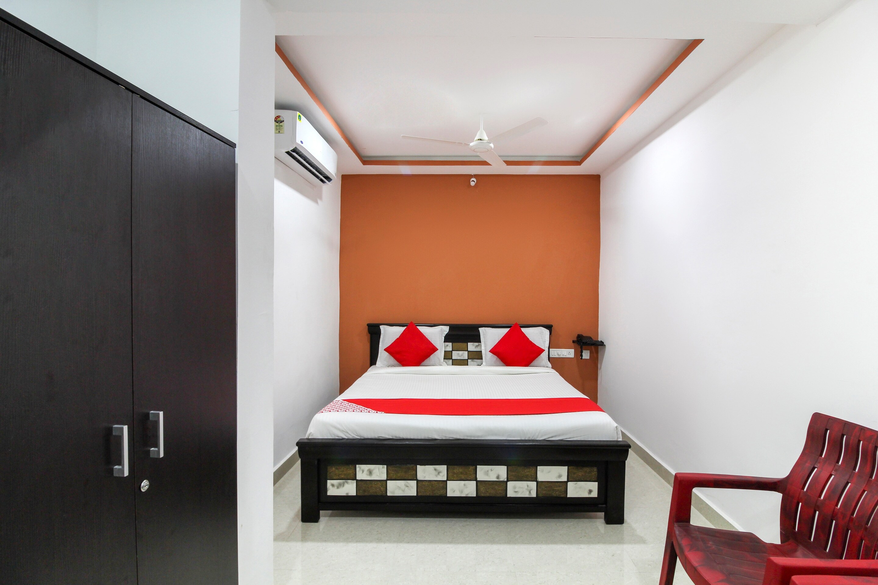 Super Hotel O New Cyber Grand Madhapur - Tap to explore photos