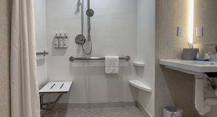 Holiday Inn Express Hotel & Suites Livermore Room Type - 2 Qn Stndrd Comm Mobil Access Roll Shwr