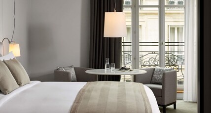 Sofitel Paris Arc de Triomphe Room Type - PRESTIGE SUITE - American king-size bed and double sofa-bed Sofitel Paris Arc de Triomphe Room Type - PRESTIGE SUITE - American king-size bed and double sofa-bed