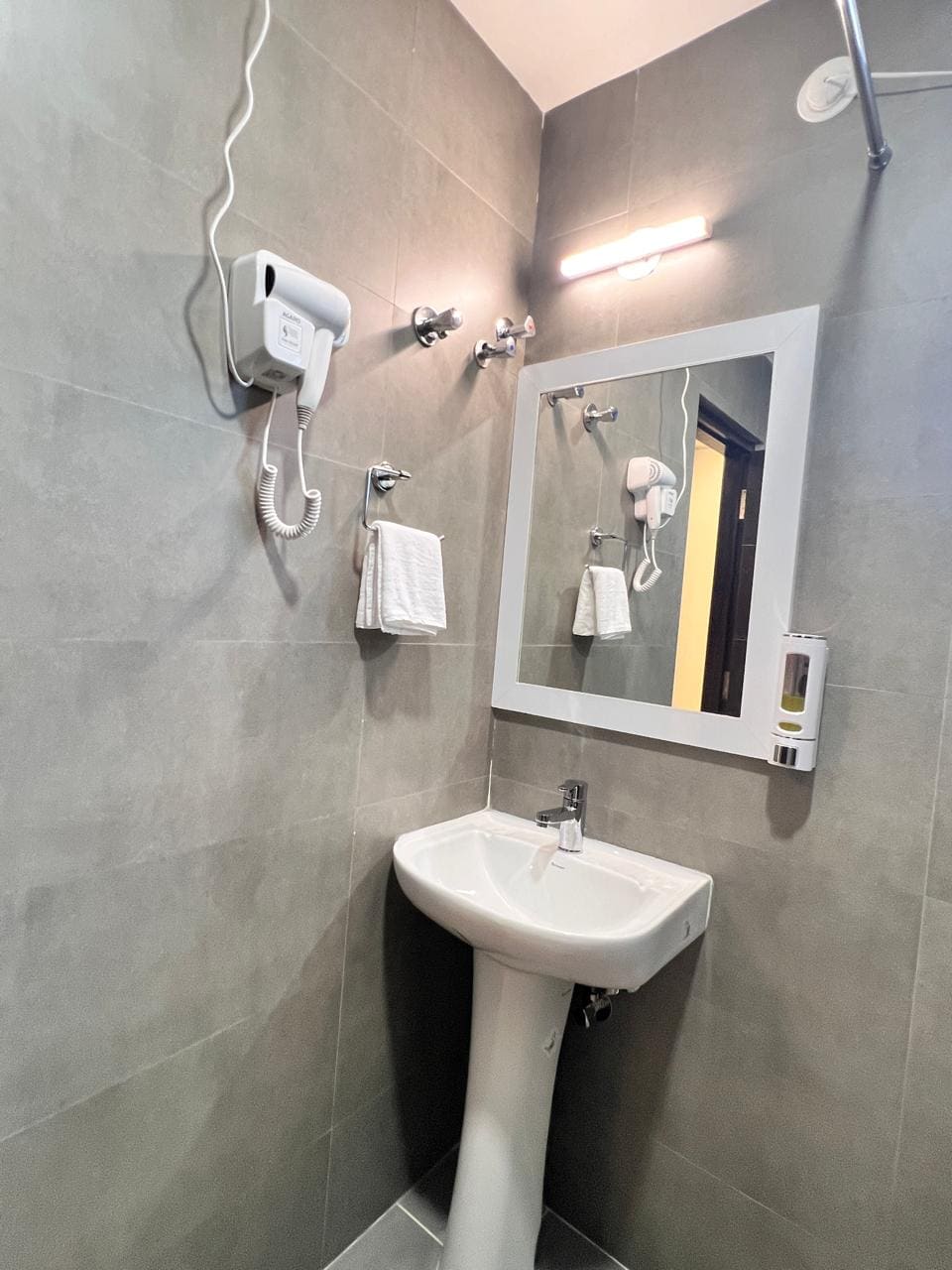 Hotel Ruby Park - Tap to explore photos