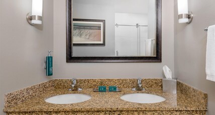 DoubleTree by Hilton West Palm Beach Airport Room Type - 1 KING 2 RM SUITE NON SMOK