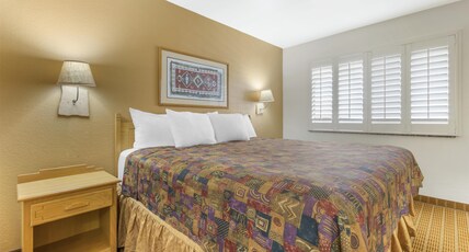 Best Western Gold Canyon Inn and Suites Room Type - 1 King Bed, Non-Smoking, High Speed Internet Access, Business Plus Room, Microwave And Refrigerator,