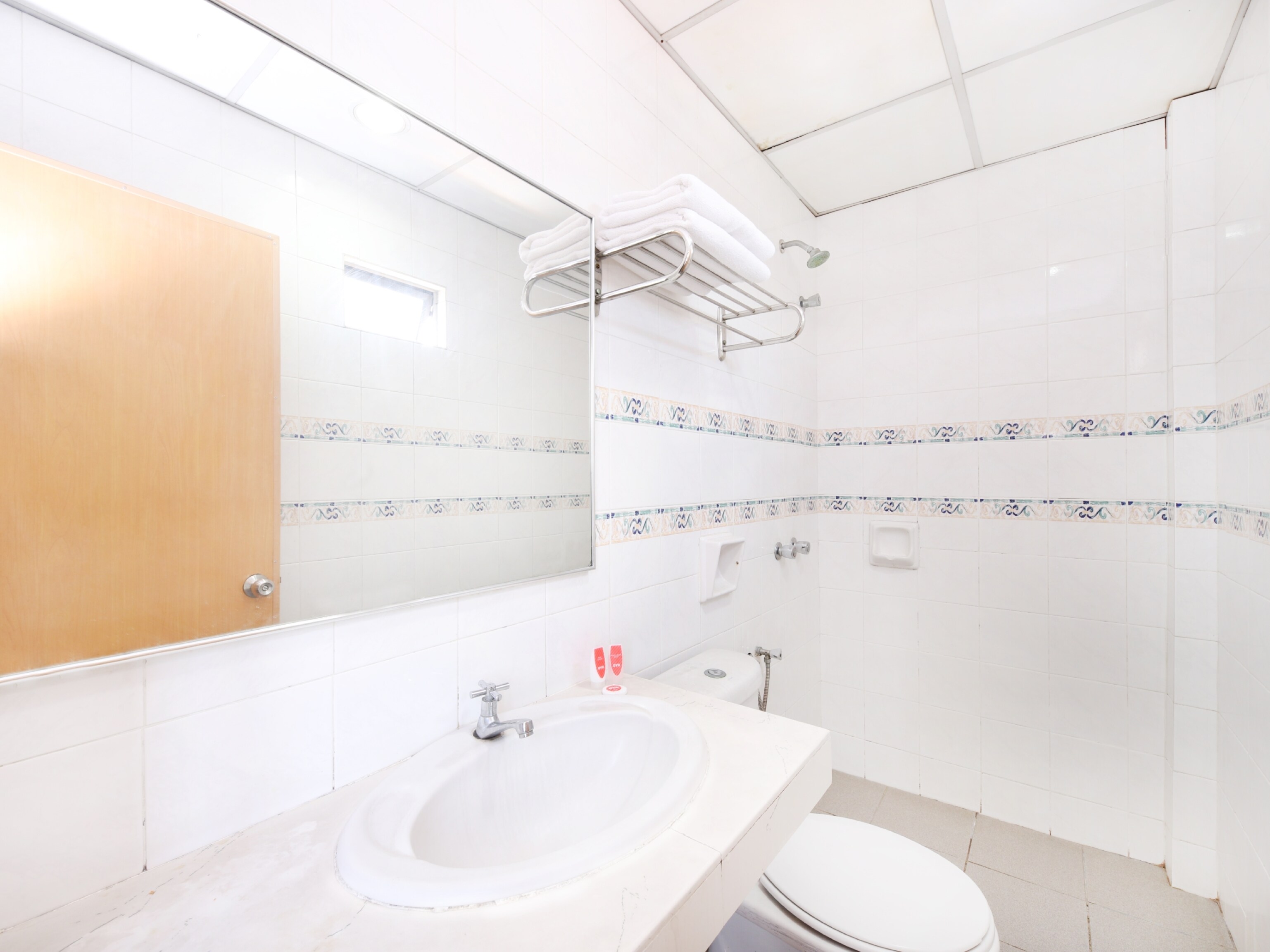 Super OYO 447 Comfort Hotel Meru - Tap to explore photos