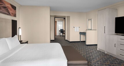 Embassy Suites Phoenix - Biltmore Room Type - 1 KING BED ACCESSIBLE TUB