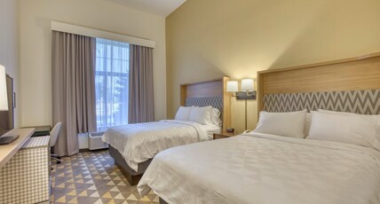 Holiday Inn & Suites MADISON WEST Room Type - 2 Queen Standard Communications Accessible