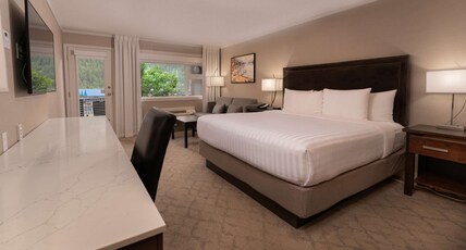 Prestige Lakeside Resort, BW Premier Collection Room Type - Accessible - 1 King, Mobility Accessible, Roll In Shower, Non-Smoking
