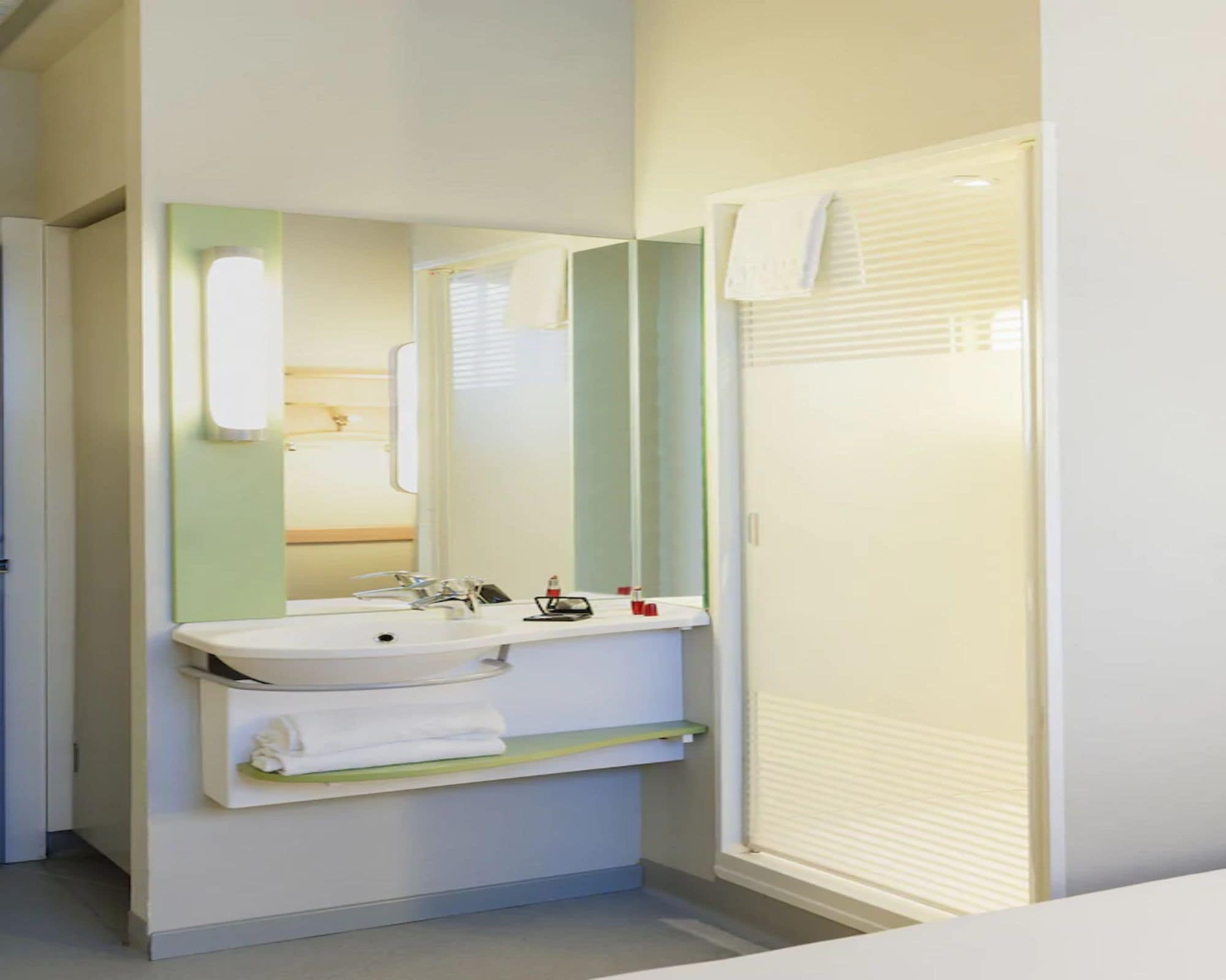 IBIS BUDGET GENEVE PETIT LANCY - Tap to explore photos