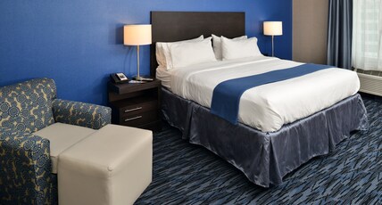 Holiday Inn Express & Suites PEEKSKILL-LOWER HUDSON VALLEY Room Type - 1 King Bed Standard Jetted Tub