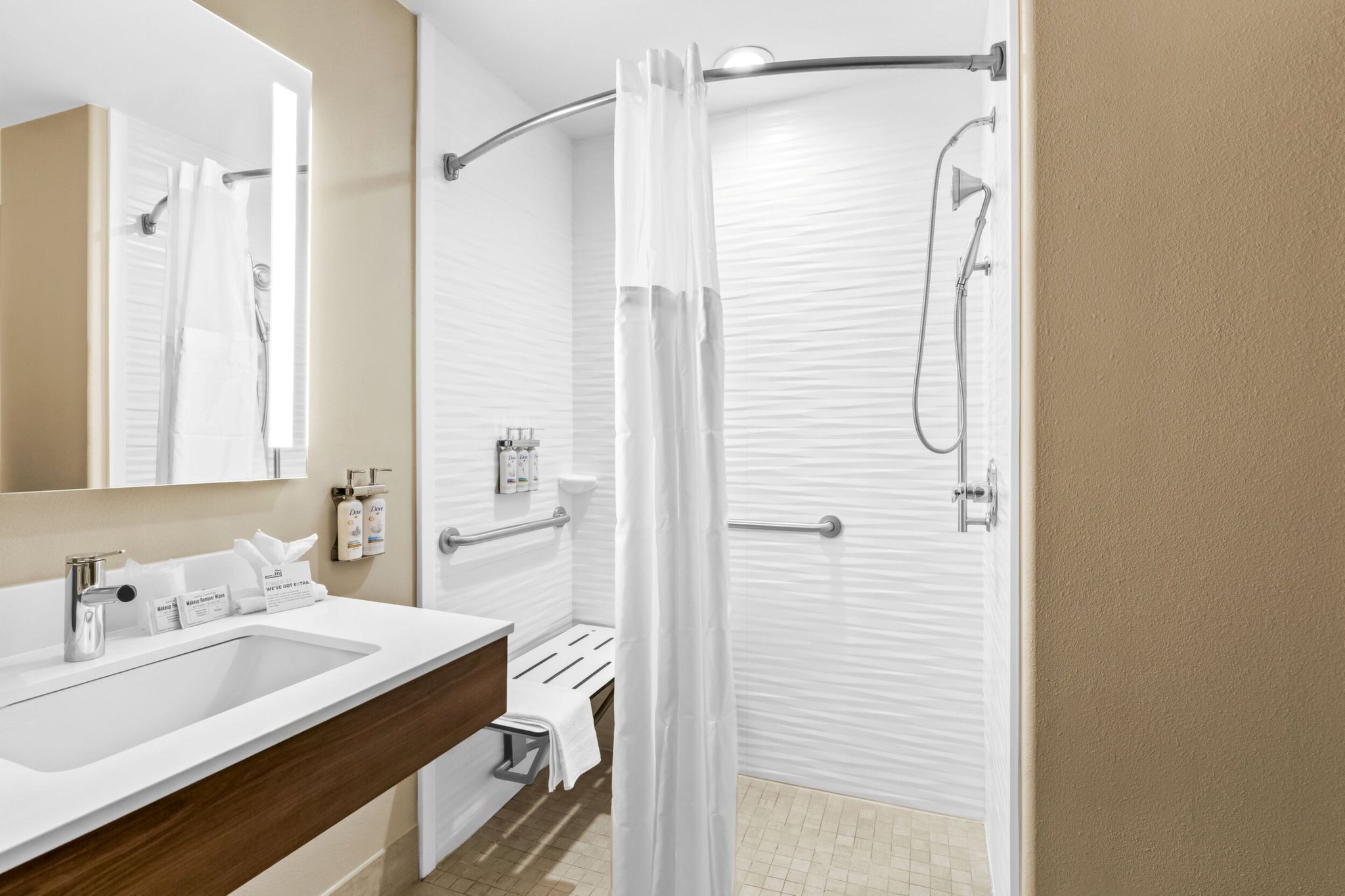 Holiday Inn Express and Suites Hotel - Pauls Valley - Tap to explore photos