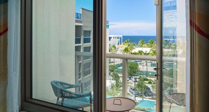 Tru By Hilton Pompano Beach Pier, FL Room Type - 1 KING BED OCEAN VIEW