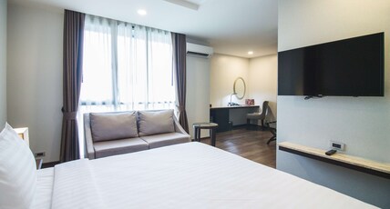 SureStay Plus Hotel by Best Western Sukhumvit 2 Room Type - 1 King Bed, Non-Smoking, Deluxe Room, Air-Conditioned, Wi-Fi, Mini Bar, Safe