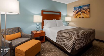 Best Western Plus Bellingham Airport Hotel Room Type - Accessible - 1 Queen, Mobility Accessible, Communication Assistance, Bathtub, Non-Smoking, Full Brea Best Western Plus Bellingham Airport Hotel Room Type - Accessible - 1 Queen, Mobility Accessible, Communication Assistance, Bathtub, Non-Smoking, Full Brea