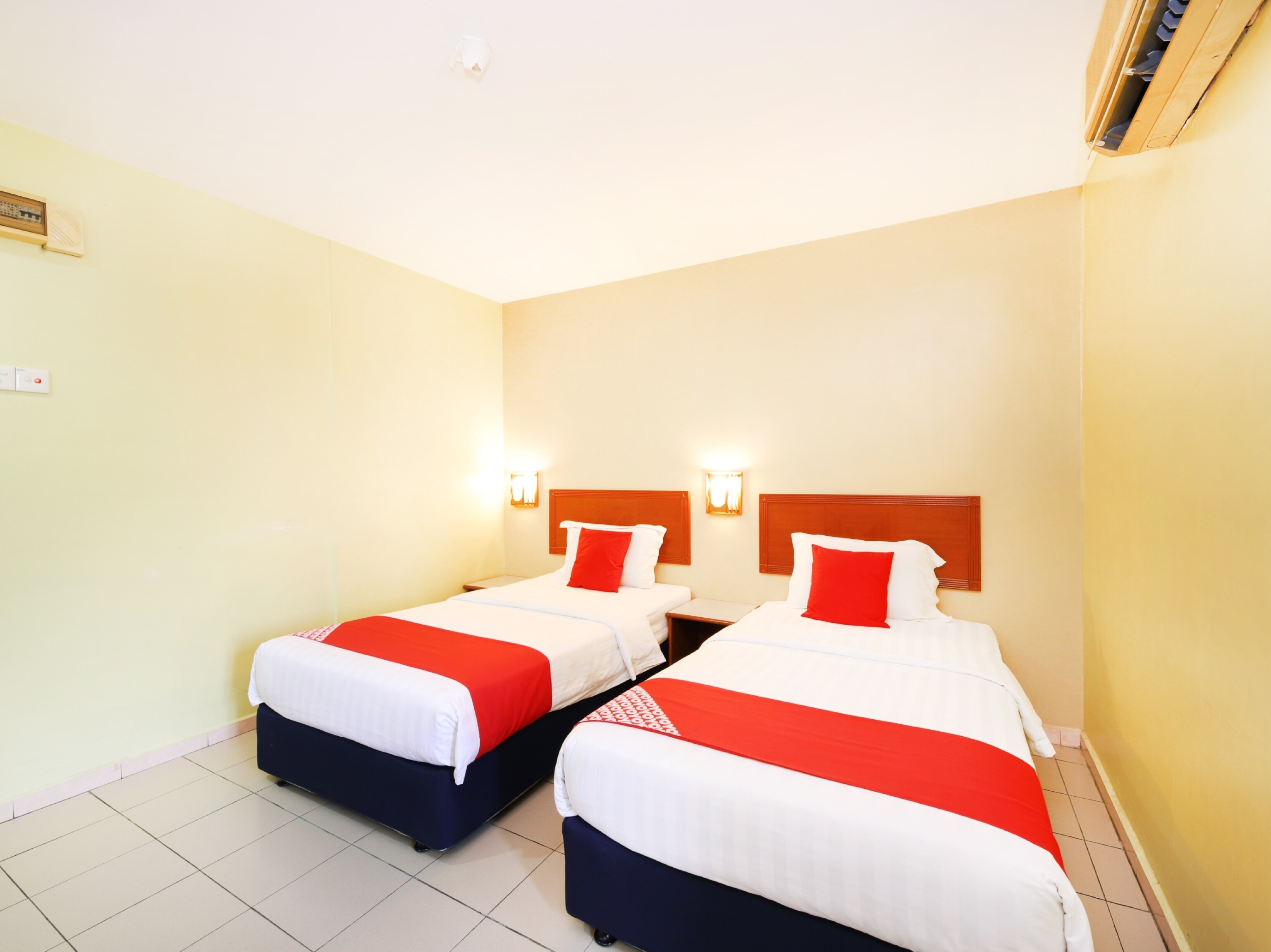 Super OYO 447 Comfort Hotel Meru - Tap to explore photos