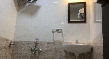 Eshanya Comforts Room Type - Deluxe Room