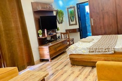 Laavish Studio Apartment